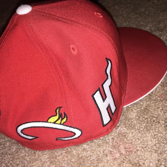 Fitted hat - Picture 2 of 3